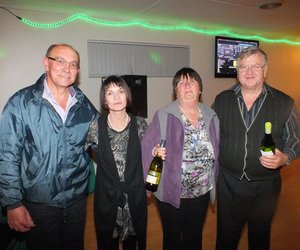 Vlnr is Johan Wiese en Petro Prinsloo saam met die gelukkige wenners van bottels wyn, Maureen Taljaard en Ben de Lange